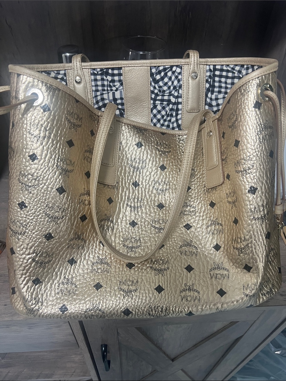 MCM Metallic Gold Logo-Print Tote Bag - Picture 4 of 13